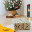 Een opgerolde puzzelmat met 'The Friendly.' logo, naast een ingepakt kerstcadeau, in een kerstige setting.
