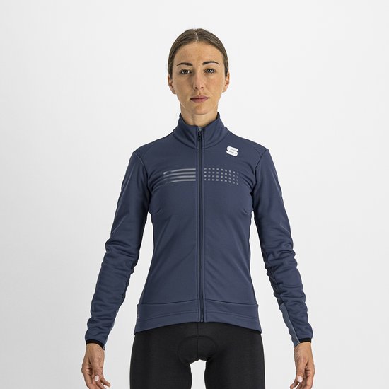 Blauw dames fietsjack van Sportful met rits, reflecterende accenten op borst en mouwen. Gedragen door een model.