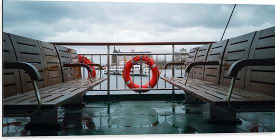 WallClassics - Dibond - Bankjes op Boot - 100x50 cm Foto op Aluminium (Wanddecoratie van metaal)