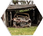 WallClassics - Plaque de Mousse PVC Hexagone - Voiture Accidentée sous Auvent - 30x26,1 cm Photo sur Hexagone (Avec Système d'accrochage)