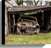 WallClassics - Toile - Épave de voiture sous auvent - 30x30 cm Photo sur toile (Décoration murale sur toile)