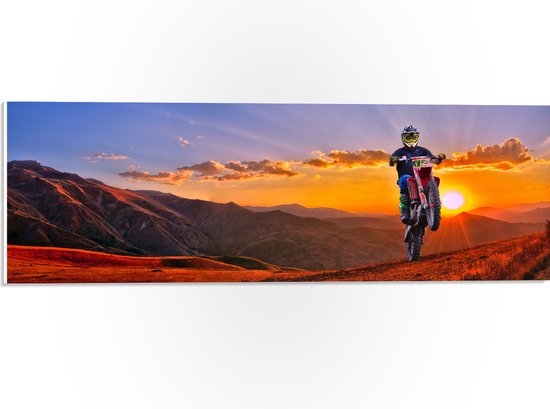 WallClassics - Plaque de Mousse PVC - Motocycliste au Paysage de Montagne avec Soleil - Photo 60x20 cm sur Plaque de Mousse PVC