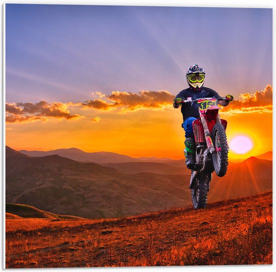 WallClassics - Plaque de Mousse PVC - Motocycliste au Paysage de Montagne avec Soleil - Photo 50x50 cm sur Plaque de Mousse PVC (Avec Système d'accrochage)