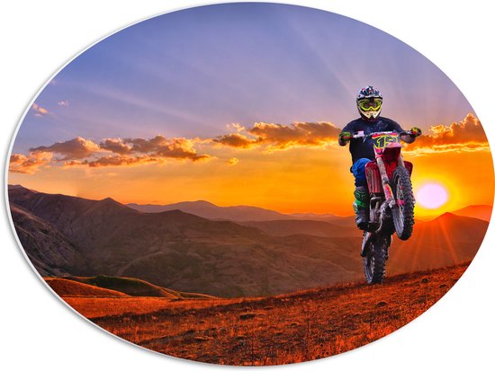 WallClassics - Plaque Ovale en Mousse PVC - Motocycliste au Paysage de Montagne avec Soleil - 56x42 cm Photo sur Ovale (Avec Système d'accrochage)