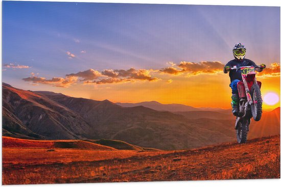 WallClassics - Vlag - Motorrijder bij Berglandschap met Zon - 90x60 cm Foto op Polyester Vlag