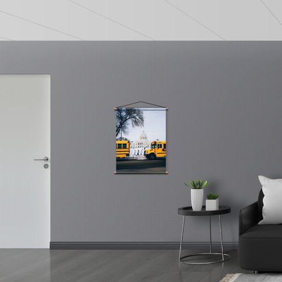 WallClassics - Textielposter - Gele Schoolbussen bij Gebouw - 60x80 cm Foto op Textiel
