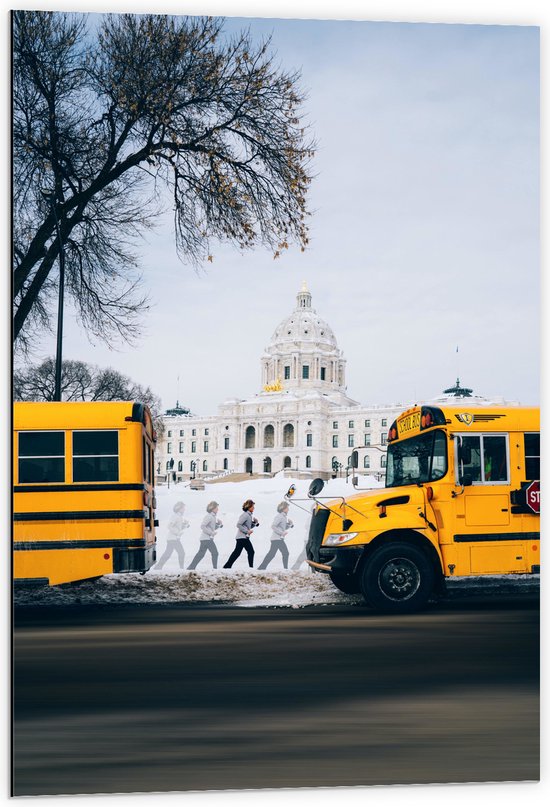 WallClassics - Dibond - Gele Schoolbussen bij Gebouw - 60x90 cm Foto op Aluminium (Met Ophangsysteem)