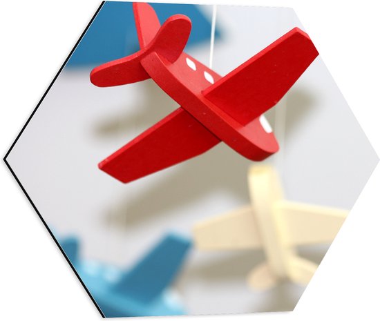 WallClassics - Dibond Hexagon - Gekleurde Speelgoedvliegtuigen - 50x43.5 cm Foto op Hexagon (Met Ophangsysteem)
