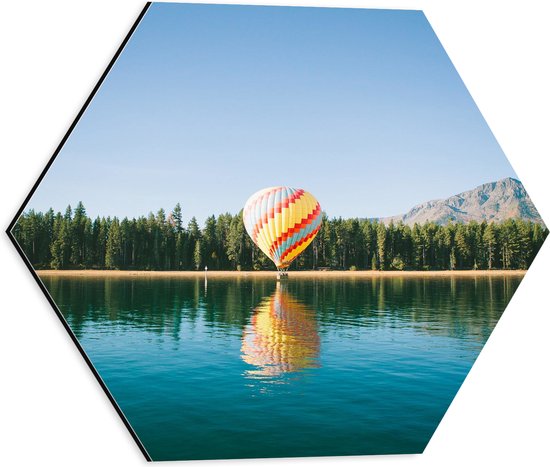 WallClassics - Dibond Hexagon - Luchtballon landend op Kust bij Water - 40x34.8 cm Foto op Hexagon (Met Ophangsysteem)