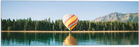 WallClassics - Vlag - Luchtballon landend op Kust bij Water - 60x20 cm Foto op Polyester Vlag