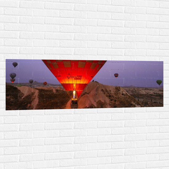 WallClassics - Muursticker - Luchtballonnen bij Bergen - 150x50 cm Foto op Muursticker