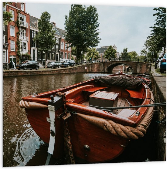 WallClassics - PVC Schuimplaat - Boot in Amsterdamse Gracht - 100x100 cm Foto op PVC Schuimplaat (Met Ophangsysteem)