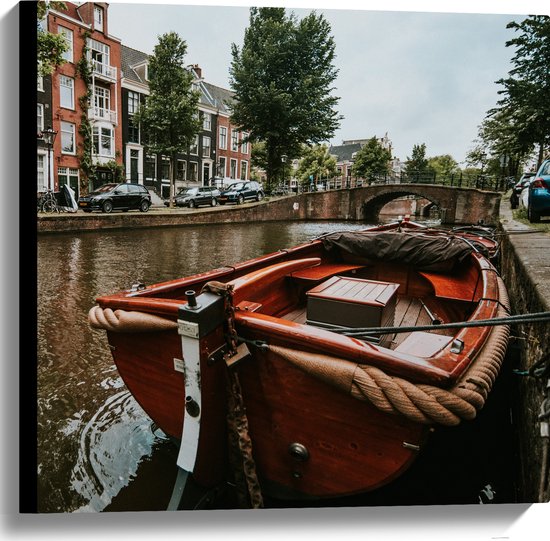 WallClassics - Canvas  - Boot in Amsterdamse Gracht - 60x60 cm Foto op Canvas Schilderij (Wanddecoratie op Canvas)