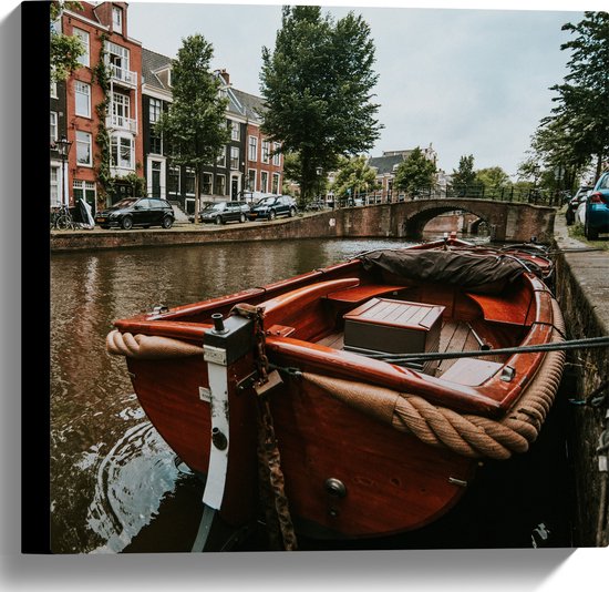 WallClassics - Canvas  - Boot in Amsterdamse Gracht - 40x40 cm Foto op Canvas Schilderij (Wanddecoratie op Canvas)