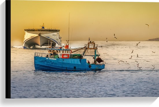 WallClassics - Canvas  - Blauwe Vissersboot omringd door Zeemeeuwen - 60x40 cm Foto op Canvas Schilderij (Wanddecoratie op Canvas)