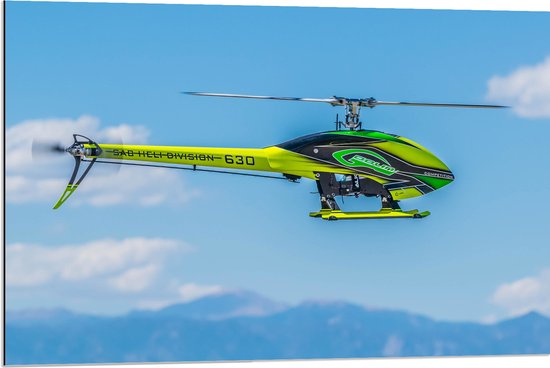 WallClassics - Dibond - Geel Groene Helikopter bij Wolken - 90x60 cm Foto op Aluminium (Met Ophangsysteem)