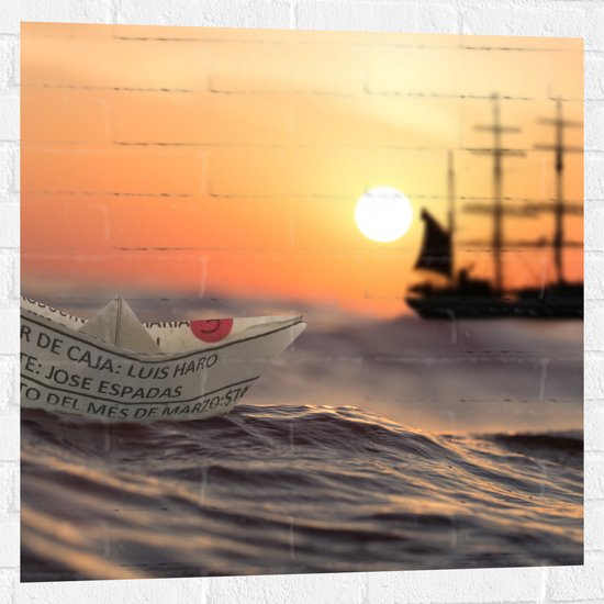 WallClassics - Muursticker - Papieren Bootje op Zee met Groot Schip en Zon - 80x80 cm Foto op Muursticker