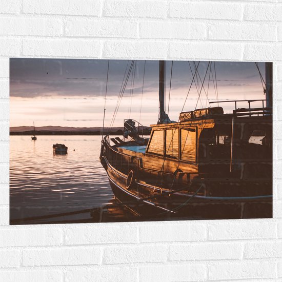 WallClassics - Muursticker - Oude Vissersboot bij Avondzon - 90x60 cm Foto op Muursticker