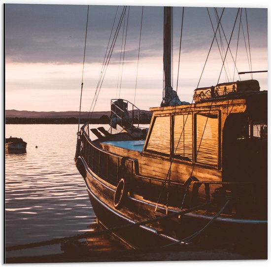 WallClassics - Dibond - Oude Vissersboot bij Avondzon - 50x50 cm Foto op Aluminium (Met Ophangsysteem)