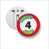 Button Met Clip 58 MM - Hoera 4 Jaar