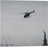 WallClassics - Vlag - Helikopter zwevend boven Vrijheidsbeeld in New York - 50x50 cm Foto op Polyester Vlag