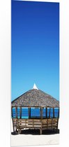 WallClassics - PVC Schuimplaat- Rieten Hutje op Wit Zand bij Blauwe Zee - 50x150 cm Foto op PVC Schuimplaat