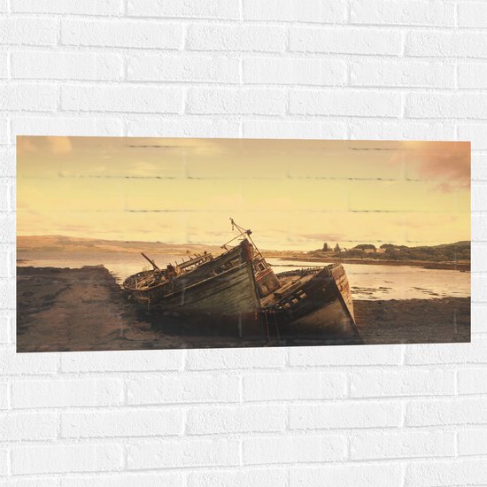 WallClassics - Muursticker - Gestrande Boten bij het Strand - 100x50 cm Foto op Muursticker
