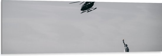 WallClassics - Dibond - Helikopter zwevend boven Vrijheidsbeeld in New York - 150x50 cm Foto op Aluminium (Met Ophangsysteem)