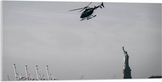 WallClassics - Acrylglas - Helikopter zwevend boven Vrijheidsbeeld in New York - 100x50 cm Foto op Acrylglas (Wanddecoratie op Acrylaat)