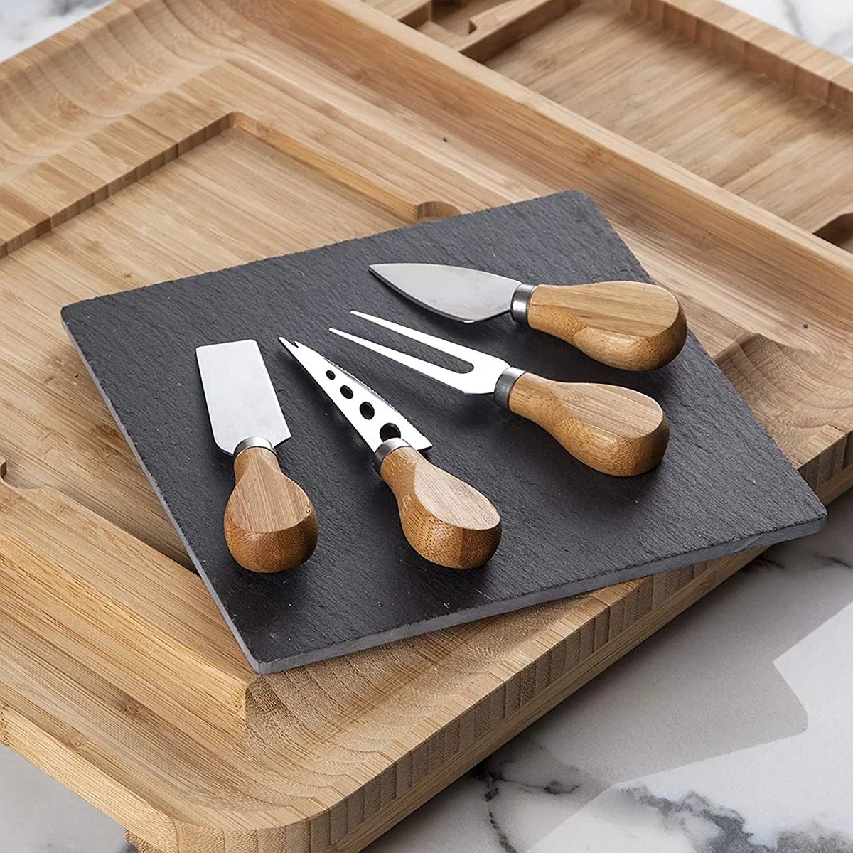 Borrelplank Bamboe - Kaasplank Met 4 Messen - Tapasplank Uitschuifbaar - Serveerplank Hout - Kaasplank Met Kaasmesjes - dienblad - Keramische Plaat — cadeau in Kookcadeaus - foto 4