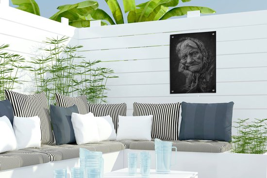 Décoration de Jardin femme au visage patiné avec tissu noué autour de la tête en noir et blanc - 30x40 cm - Tissu jardin - Affiche extérieure