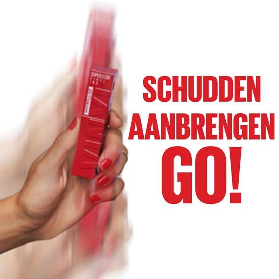Hand met rode nagellak pakt een rode Maybelline SuperStay Vinyl Ink lippenstift. Tekst: Schudden Aanbrengen GO!