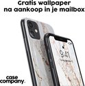 Twee iPhone hoesjes met gouden marmerprint, één met marmeren achterkant.