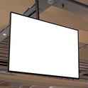 Een leeg, plat zwart televisiescherm hangt aan het plafond.