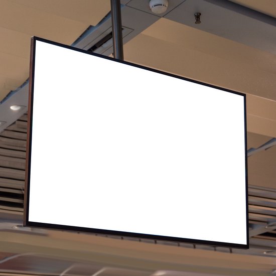Een leeg, plat zwart televisiescherm hangt aan het plafond.