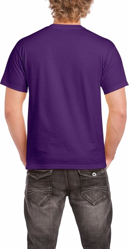 T-shirt violet à manches courtes, vu de dos, porté par un mannequin avec un jean.
