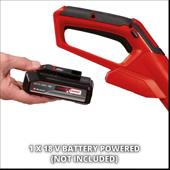 Hand plaatst 18V batterij in rode grastrimmer met tekst 'POWER X-CHANGE'.
