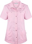 Roze blouse met korte mouwen, twee borstzakken en twee steekzakken. Sluiting met knopen.