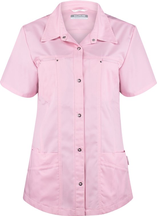 Roze blouse met korte mouwen, twee borstzakken en twee steekzakken. Sluiting met knopen.