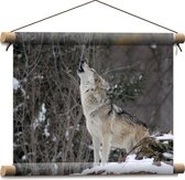WallClassics - Textielposter - Huilende Wolf in de Sneeuw - 40x30 cm Foto op Textiel