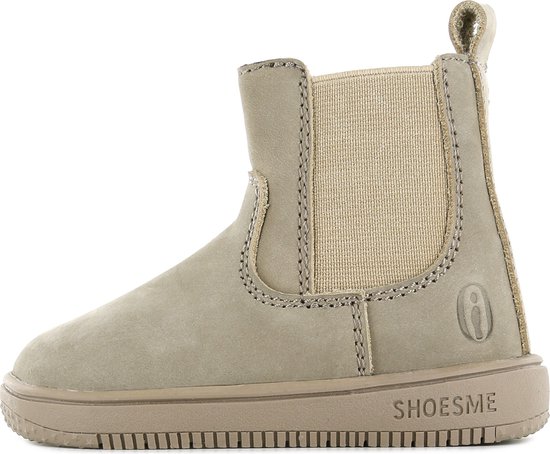 Bruine leren chelsea boot met beige elastische zijkanten, 'Shoesme' op de zool en logo.
