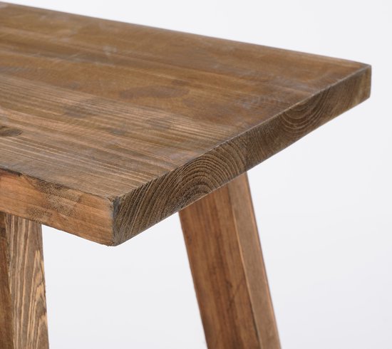 Close-up van het tafelblad van een rustiek houten bankje.