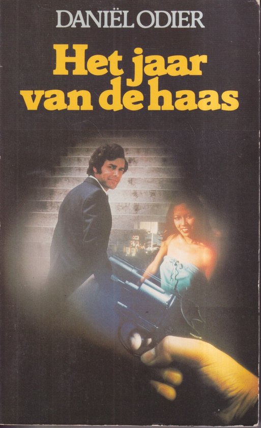 Een man in een pak en een vrouw in een blauwe jurk, met een pistool.