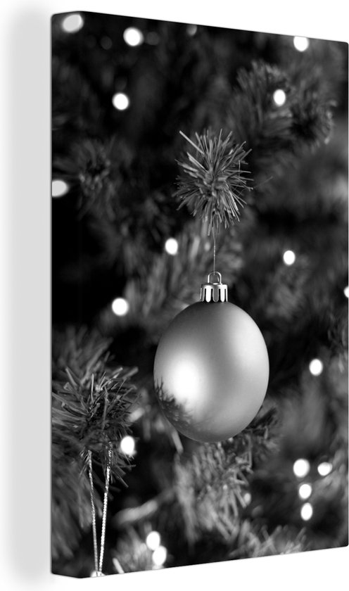 Canvas Schilderij Gouden kerstbal in kerstboom - zwart wit - Wanddecoratie - Kerstdecoratie voor Binnen - Kerstdecoratie Woonkamer - Kerstdecoratie in Huis
