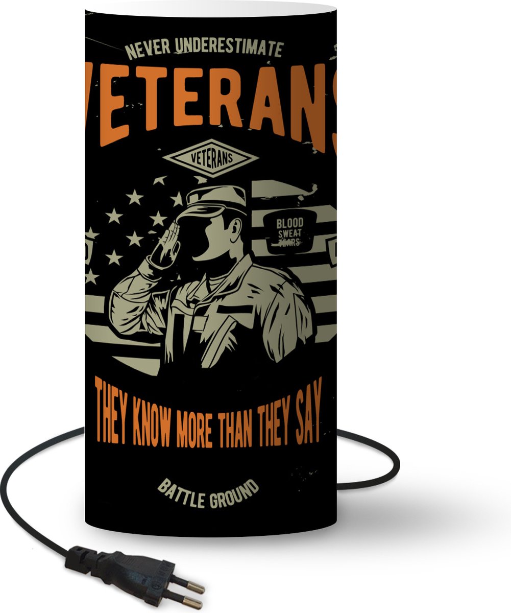 Lamp - Nachtlampje - Tafellamp slaapkamer - Amerika - Militair - Retro - 54 cm hoog - Ø24.8 cm - Inclusief LED lamp