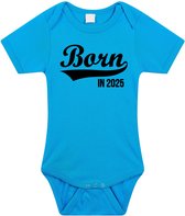 Born in 2025 tekst baby rompertje blauw jongens - Kraamcadeau/ zwangerschapsaankondiging - 2025 geboren cadeau 92