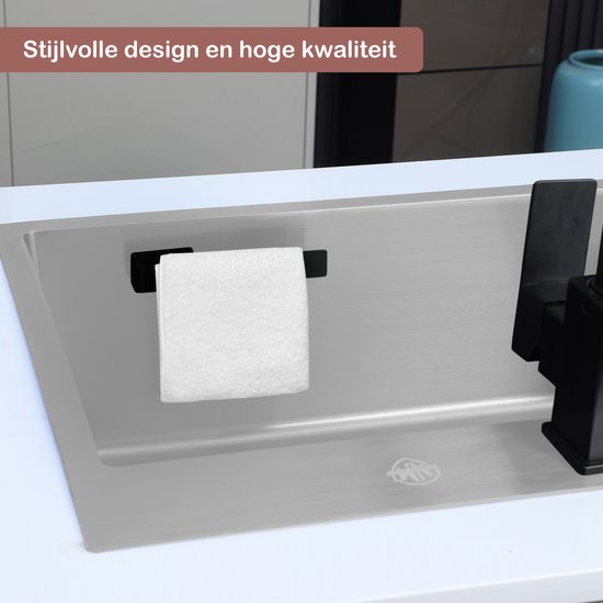 Matzwarte vaatdoekhouder met een witte vaatdoek erop, gemonteerd aan de zijkant van een roestvrijstalen gootsteen.