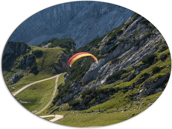 WallClassics - Dibond Ovaal - Paraglidend door de Bergen en Natuur - 96x72 cm Foto op Ovaal (Met Ophangsysteem)