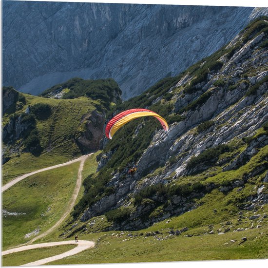 WallClassics - Acrylglas - Paraglidend door de Bergen en Natuur - 80x80 cm Foto op Acrylglas (Wanddecoratie op Acrylaat)
