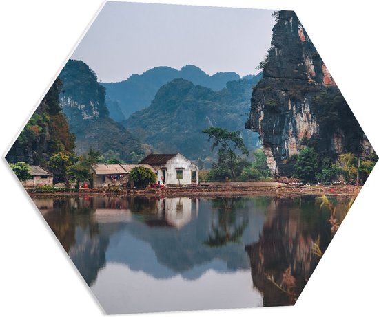 WallClassics - PVC Schuimplaat Hexagon  - Huisje bij Water en Bergen - Vietnam - 80x69.6 cm Foto op Hexagon (Met Ophangsysteem)